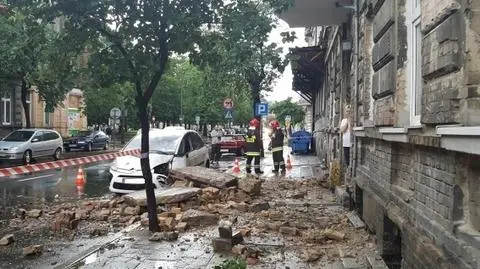 Balkon zarwał się i runął na auto. "Było słychać w samym domu"