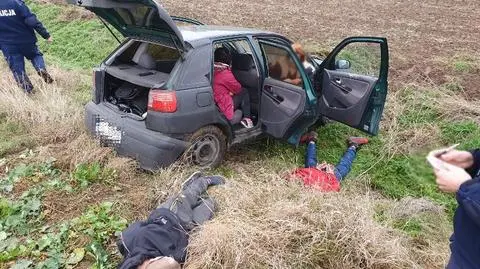 Uciekali przed policją, ugrzęźli w polu