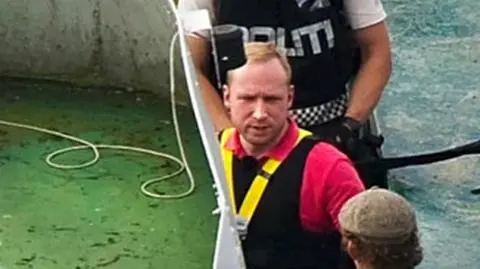Policja ujawnia rozmowy z Brevikiem podczas masakry