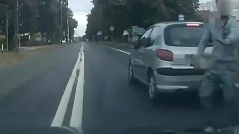 Zdenerwował go klakson. Skopał auto