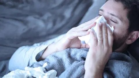 Muscle aches, general weakness and high fever. The first symptoms of the flu appear within 10 hours from infection