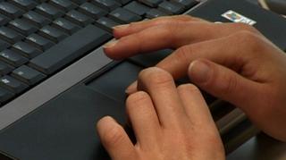 Pisząc z dziećmi przez internet 37-latek udawał kobietę