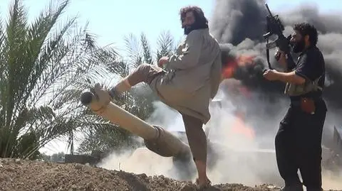 Dżihadyści po zwycięstwie nad kolumną irackiego wojska z M1 Abrams