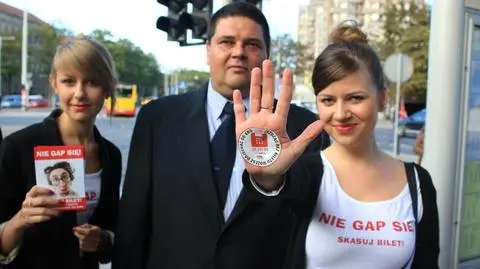 "Nie gap się, bo...". Hostessy uświadamiały wrocławskich pasażerów