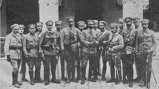 Pułkownik Józef Piłsudski ze swoim sztabem przed Pałacem Gubernialnym w Kielcach w 1914