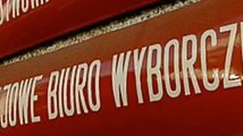 Zrywają i zaklejają plakaty konkurentów, rozdają ulotki