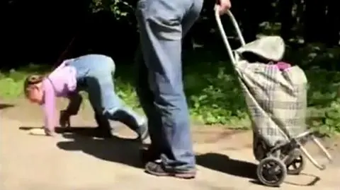 Spacer z dzieckiem na smyczy w Jekaterynburgu wywołał dyskusje publiczne