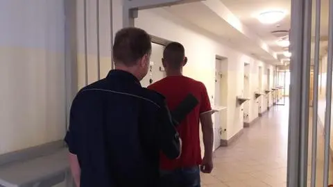 "Wyciągnął za włosy na podwórko i podpalił"
