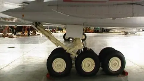 Nastolatek w podwoziu samolotu. Przeżył półgodzinny lot