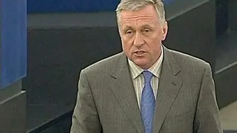 Topolanek obrzucony kamieniami