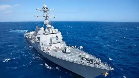 Amerykański niszczyciel USS Wayne E. Meyer przepłynął w pobliżu spornych wysp