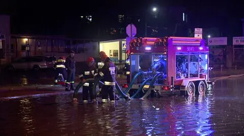 Woda w szpitalach, zablokowane karetki, ulice jak rzeki
