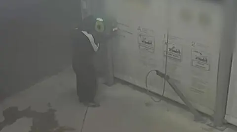 Szarpali, odginali, stukali i nic. Nieudolni złodzieje na myjni