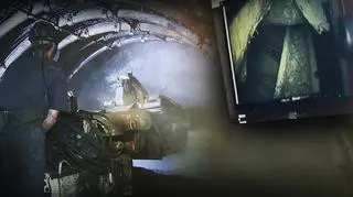 Kamera dotarła do miejsca, gdzie mogą być poszukiwani od wielu dni dwaj górnicy. Niestety nie widać ich śladu. Teraz prowadzący akcję w kopalni Wujek starają się opuścić w dół aparaturę umożliwiającą łączność głosową, a także napoje izotoniczne i światło. Niezależnie górniczy kombajn drąży chodnik do miejsca, gdzie mogą być górnicy.