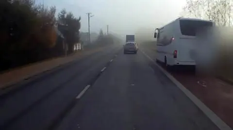 Autokar "udaje" rower i ścieżką omija korek. "Kierowcę poniosło"