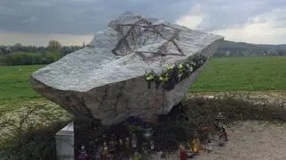 Wandale pomalowali głaz papieski