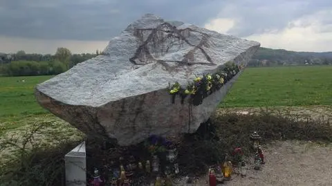 Gwiazda Dawida na głazie papieskim