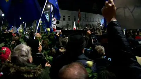 Co miesiąc przed pałacem prezydenckim odbywają się miesięcznice