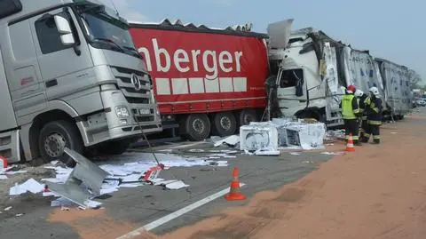 "Pralki wysypały się na A4". Wypadek dwóch ciężarówek