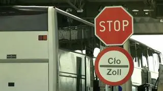 Od kilku tygodni celnicy protestują przeciwko rządowym planom włączenia ich do Krajowej Administracji Skarbowej ("Fakty", 21