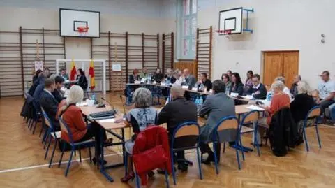 Sesja w szkole. Żeby skazany radny nie mógł wejść