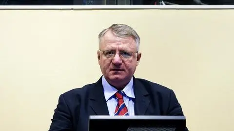 "Jesteś najgorszą szumowiną tego świata, dlaczego miałbym przed tobą wstawać"