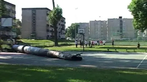 Komin runął na szkolne boisko