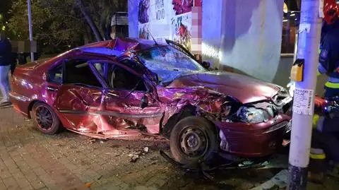 Próbował uniknąć kontroli drogowej. "Jazdę zakończył na słupie"