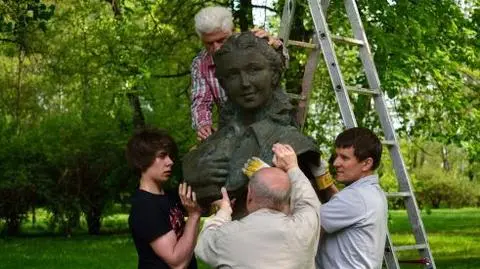 Zdewastowany pomnik "Inki". 
Trzecie podejście do czyszczenia