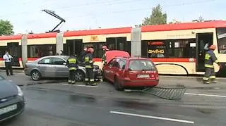 Stłuczka zatrzymała ruch tramwajowy i samochodowy