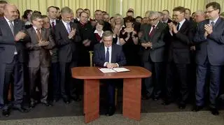 Prezydent podpisał ustawę w towarzystwie sołtysów