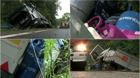 Ciężarówka wpadła do rowu, wysypały się butle z gazem