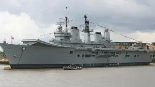 HMS Ark Royal w porcie