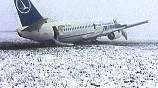 Samolot rumuńskich linii lotniczych TAROM ze 123 osobami na pokładzie wypadł z pasa startowego na lotnisku w Bukareszcie. Zdaniem rumuńskich mediów, maszyna zderzyła się ze stojącym na pasie samochodem. Na szczęście nikt nie zginął. (APTN)