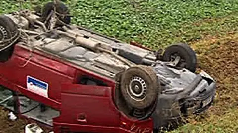 Bus dachował. Jedna osoba nie żyje, 8 rannych