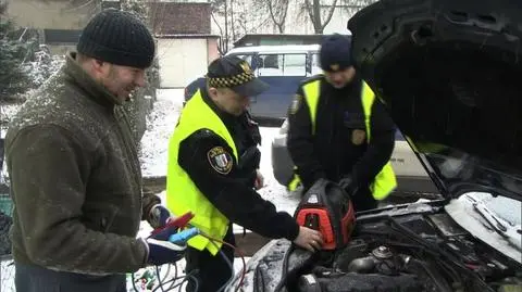 Straż miejska w Rudzie Śląskiej pomaga odpalić samochód