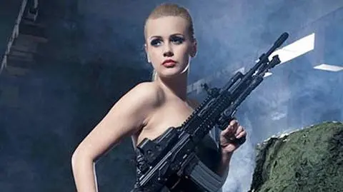 Miss z karabinem na ścianie u mundurowych
