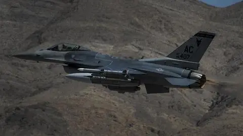 Myśliwiec F-16 rozbił się koło Las Vegas. Na wideo ćwiczenia F-16