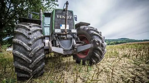 10-latek wypadł z ciągnika, uderzyła go brona