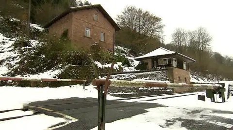 Dom za szlabanem kolejowym