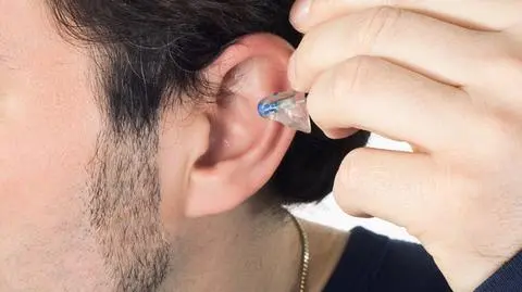 Z matury do szpitala. Minisłuchawki utknęły w uchu