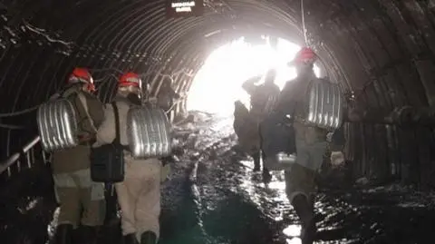 Ewakuacja górników podtopinej kopalni należącej do producenta diamentów. Nagranie z 4 sierpnia