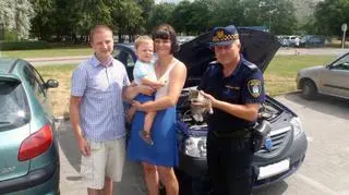 Kot ukrył się pod maską samochodu i tak przejechał 55-kilometrową drogę