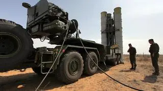 Wyrzutnia systemu S-400. S-500 ma wyglądać podobnie, ale rakiety mają być zupełnie nowe i mniejsze