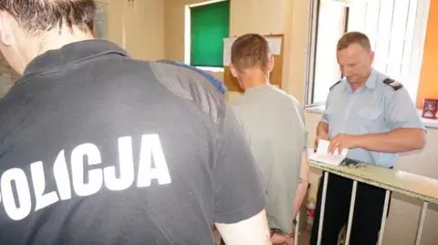 Ranił nożem i wyrzucił do śmieci. Odpowie za zabicie psa