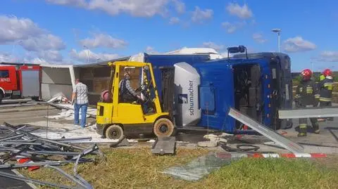 Na rondzie przewrócił sie TIR.
Zablokowana ul. Graniczna