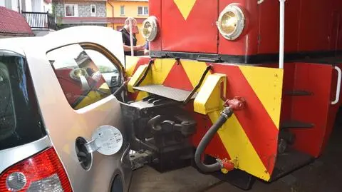 Zderzenie samochodu osobowego z pociągiem.