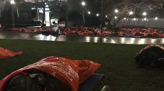 "Sleep in the park", czyli masowe nocowanie pod gołym niebem. Podczas akcji odbywały się koncerty artystów