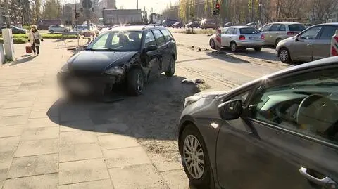 Uciekali, potrącili policjanta i uderzyli w autobus. Padły strzały ostrzegawcze. Trwają poszukiwania