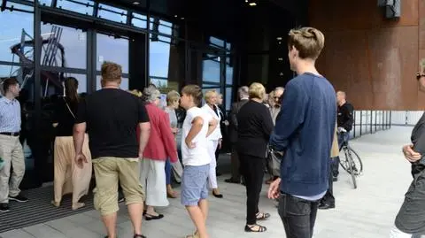 Chcieli zwiedzić ECS, ale pocałowali 
klamkę. "Zapraszamy w poniedziałek"